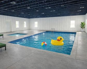 New Estate-Sized Farmhouse | 11 Bed/11.5 Bath | Indoor Pool, Gym | Elevator - New Philadelphia - Bazén