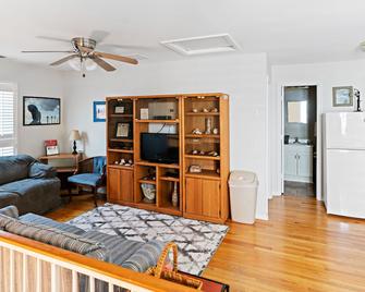 Stunning Liberty Lane Carriage House. - Savannah - Living room