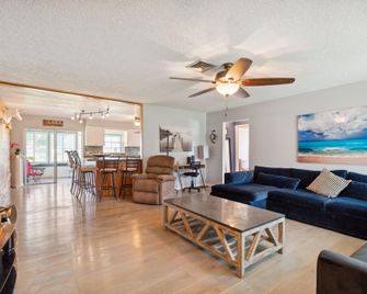 The Lake Home - Beautiful Oasis In The Heart Of Florida! 2 Bedroom Home by RedAwning - Haines City - Sala de estar