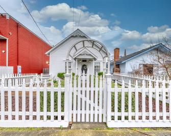 Charming Victorian gem with 11-foot ceilings, patio area & washer/dryer - Ferndale - Будівля