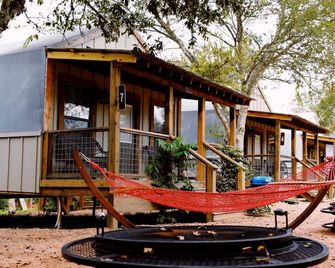 Fantastic Texas Glamping Adventure for Family and Friends: Luxurious Tented Cabin on the Geronimo Creek in Seguin - Seguin - Patio