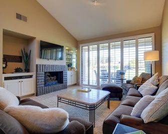 Golf Resort Getaway with Pool Access in Palm Desert - Palm Desert - Living room