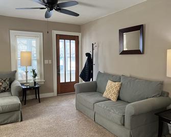 2 Bed, 2 Bath Cozy Home Across from Zoo in the heart of Baraboo. - Baraboo - Pokój dzienny