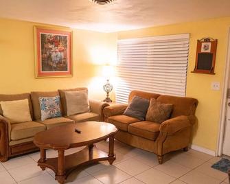 Waterfront! Jacuzzi And Beach Fun Nearby! Ez Shops - Venice - Living room
