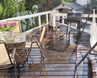 Comfy 4 bed house in NY. 20 min from NYC by train 20 min from JFK & LGA - Queens - Balcony