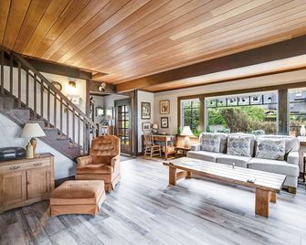 Dog-friendly, oceanfront home just a stroll from the beach and shopping & dining - Cannon Beach - Living room