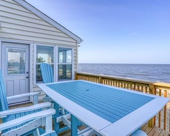 Secluded Beach home with amazing views. - Milford - Balcón