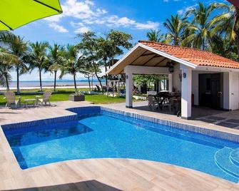 Beachfront House in Playa Tivives with private pool - Mata de Limon - Piscina