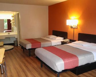 Stay 4 Less - Fredericksburg - Bedroom