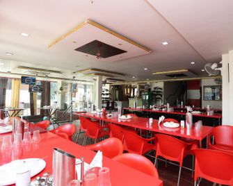 Oyo 7828 Hotel Saket - Pachmarhi - Restaurant