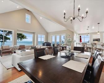 Spectacular Waterfront Bainbridge Island Home. Breathtaking Views! - Bainbridge Island - Dining room