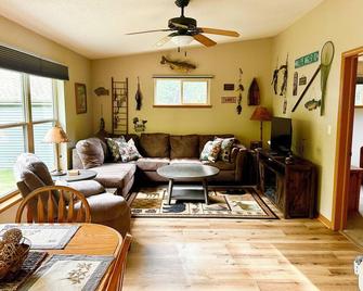 Pet Friendly Buckhorn Cabin With Hot Tub, Buckhorn State Park, Dirty Turtle\n - New Lisbon - Sala de estar