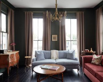 The Juliette - Luxury Historic Residence - Charleston - Living room