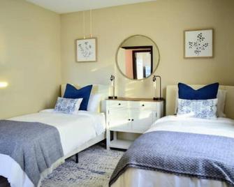100 - New, Modern & Comfortable 2 Bedroom Apt - Rosemount - Bedroom
