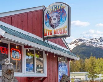 Condo features convenient location near skiing, hiking, biking, & natural beauty - Girdwood - Building