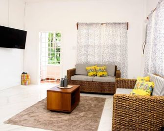 67 James' - Georgetown - Living room