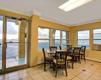 Econo Lodge Galveston Seawall - Galveston - Dining room