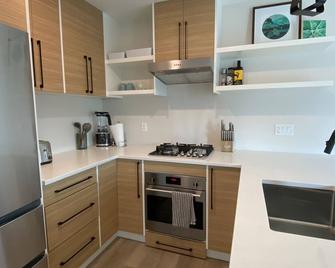 Gateway to Naramata Bench - Executive 2 bedroom suite on the edge of town. - Penticton - Kitchen