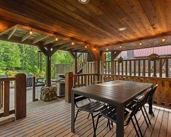 NEW The M house. Hot tub/Firepit/Patio dining - Gold Bar - Balcony