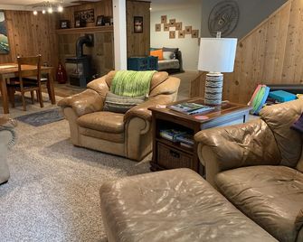 A Spacious And Unique Stay On 5 Beautiful Acres In Town - Bellingham - Living room