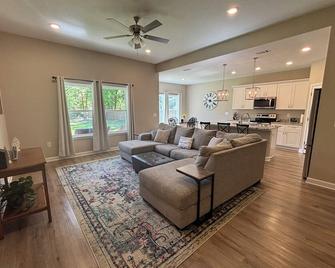 4.0 Mi. to North Crestview 3-bedroom house, close to Base, Airport and Beach. - Crestview - Huiskamer