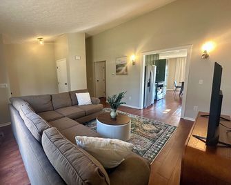 Charming 2-bed House w/ King Bed & Garage in Grove City, Mins from 71 & Columbus - Grove City - Wohnzimmer