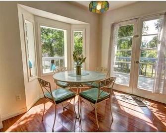 The Brocklebank House - Cambria - Dining room