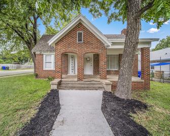 Charming, Historic Home Minutes from Magnolia - Waco - Building