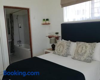 Beachfront Cabanas - Amanzimtoti - Bedroom