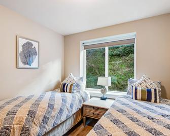 Ebb & Flow - Gold Beach - Bedroom