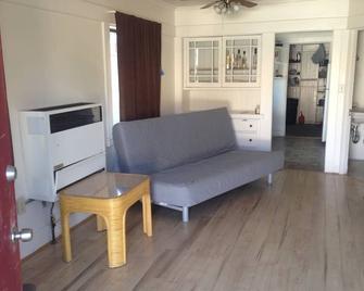 walk to everything in town - Lone Pine - Huiskamer