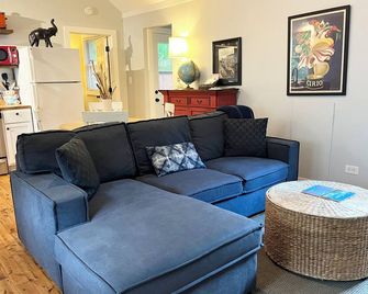 2 bed/1 bath, 1.5 blocks to beach/town, dog friendly - Union Pier - Living room