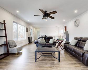 Rooftop patio Hot Tub/ 2 BBQ/ firepit/Full Games room/7 Beds/5 floors - Grand Bend - Living room