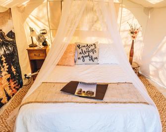 Dreamers Writing Farm - Georgian Bluffs - Bedroom