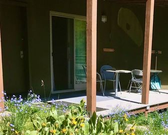 Hotel style bedroom with queen bed & private bath, cozy! - Kirkwood - Patio