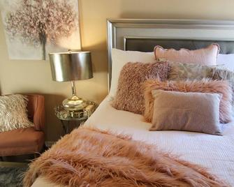 New & Gorgeous 2br+! - Plymouth - Bedroom