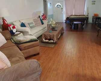 2 Kitchens, Canoe, Kayak On Sunset Lake + 700sqf Apt Perfect For Family Getaways - Odessa - Вітальня