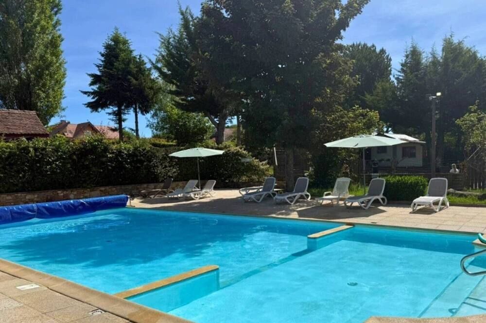 ZEcamping 3 étoiles piscine couverte chalet TV BBQ clim 34m2 - Saint-Cergues - Pool