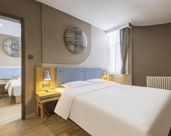 Home Inn Neo Qingdao Taidong Metro Station Lijin Road - تشينغداو - غرفة نوم