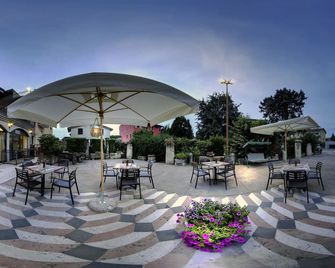 Hotel Postumia - Dossobuono - Innenhof