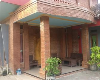 Jogo Segoro Homestay - Tanjungsari - Patio