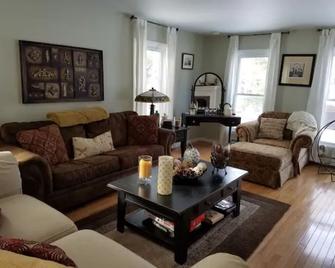 Well Appointed Lakehouse - Family fun - Hampton - Living room
