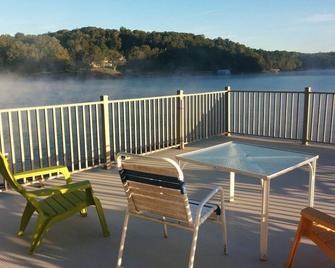 Lake views galore from balconies right on the lake and drought-proof deep water - Dawsonville - Balcón
