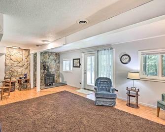 Walk to Trails Creekside Roan Mountain Cabin - Roan Mountain - Living room