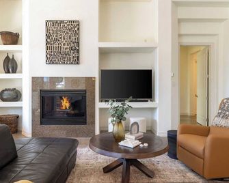 Sandflower by Avantstay Oasis w/ Pool + Golf! - Carefree - Living room
