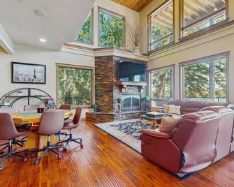 Grand lakeside home with private hot tub, sauna, game room & home theater - Hayden - Sala de estar