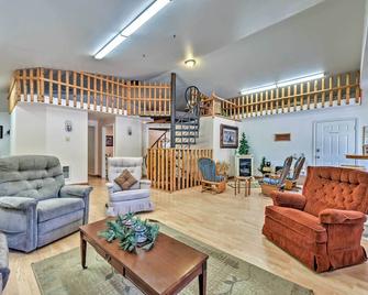 Huge Preston Cabin with Game Room and Mountain Views! - Preston - Sala de estar