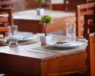 Kl Sinharaja - Deniyaya - Restaurante