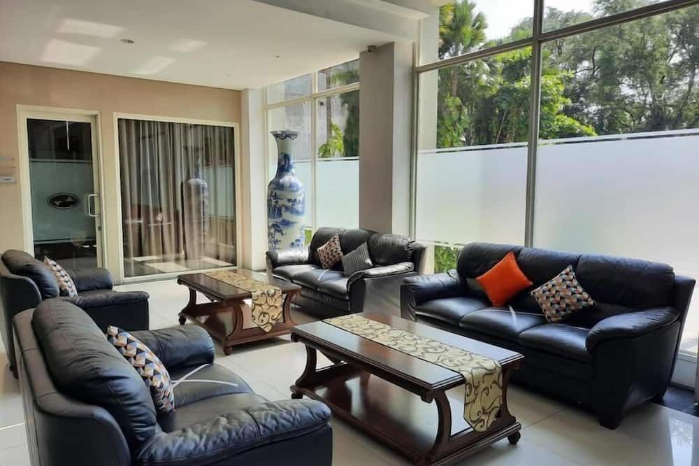 ميجالاند هوتل - سوراكارتا - غرفة معيشة