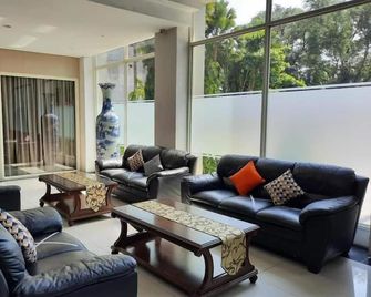Megaland Hotel Solo - Surakarta - Huiskamer